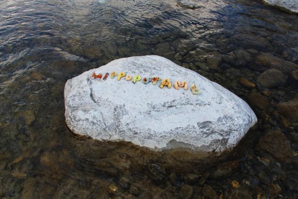 3. Installation sur la rivière : les mots des pierres émergentes