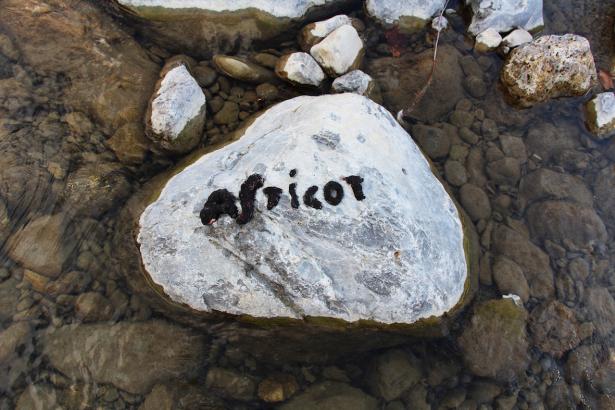 3. Installation sur la rivière : les mots des pierres émergentes