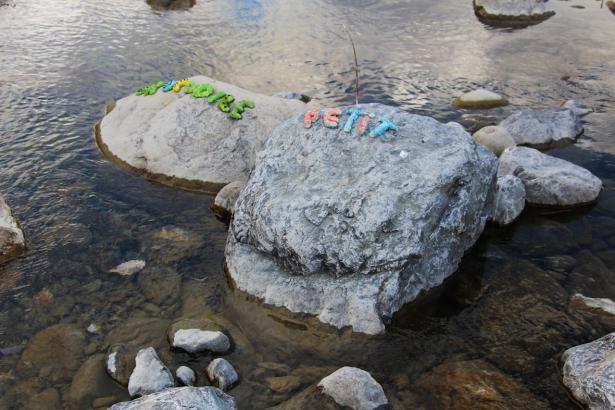 3. Installation sur la rivière : les mots des pierres émergentes