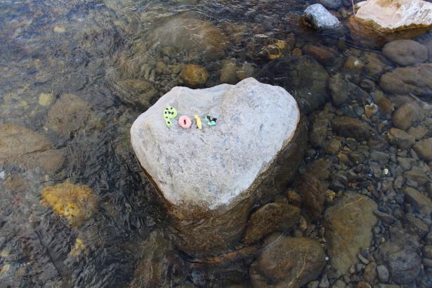 3. Installation sur la rivière : les mots des pierres émergentes