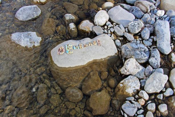 3. Installation sur la rivière : les mots des pierres émergentes