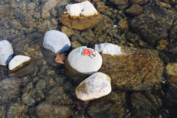 3. Installation sur la rivière : les mots des pierres émergentes