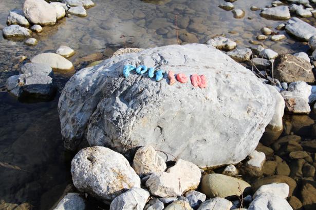 3. Installation sur la rivière : les mots des pierres émergentes