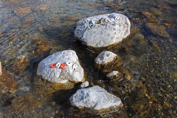 3. Installation sur la rivière : les mots des pierres émergentes