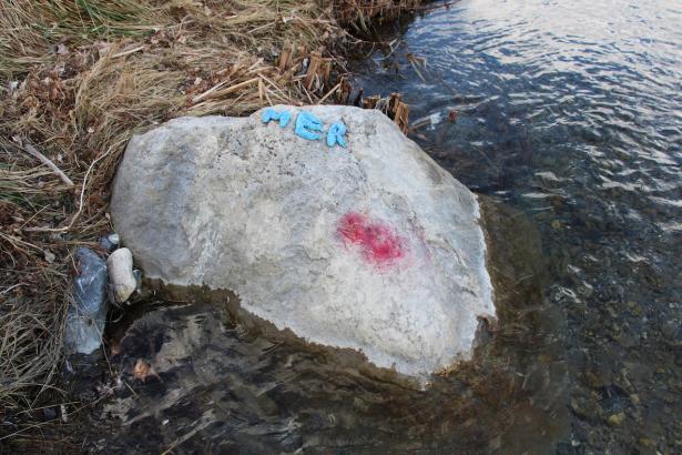 3. Installation sur la rivière : les mots des pierres émergentes