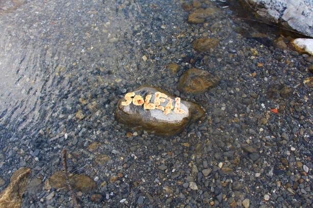 3. Installation sur la rivière : les mots des pierres émergentes