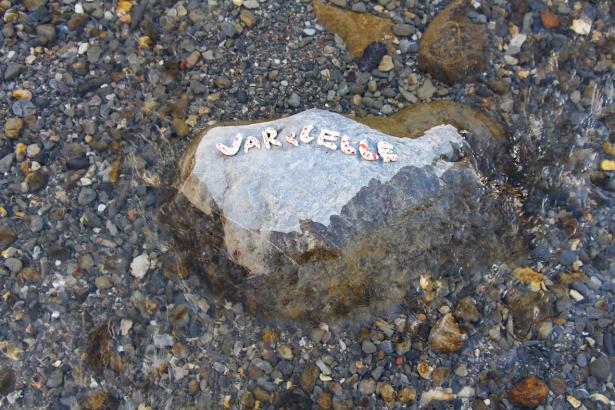 3. Installation sur la rivière : les mots des pierres émergentes