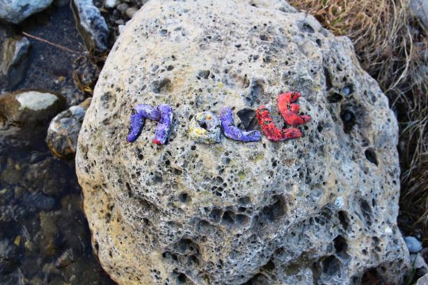 3. Installation sur la rivière : les mots des pierres émergentes
