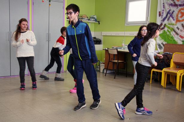 Exercices de théâtre. Travailler l'aisance au plateau, le geste, l'expression par le corps, l'observation et l'imitation.