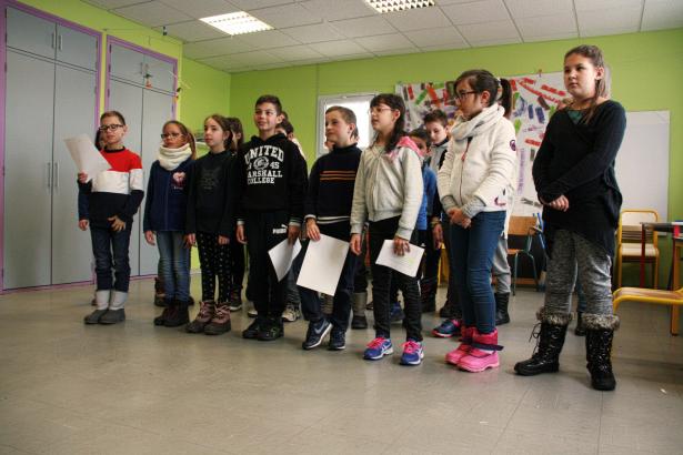 Lecture collective, au plateau.