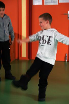 Exercices de théâtre. Travailler l'aisance au plateau, le geste, l'expression par le corps, l'observation et l'imitation.