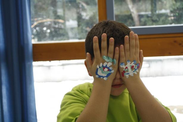 Les yeux sur les mains