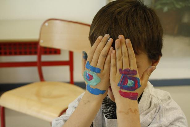 Les yeux sur les mains