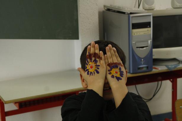 Les yeux sur les mains