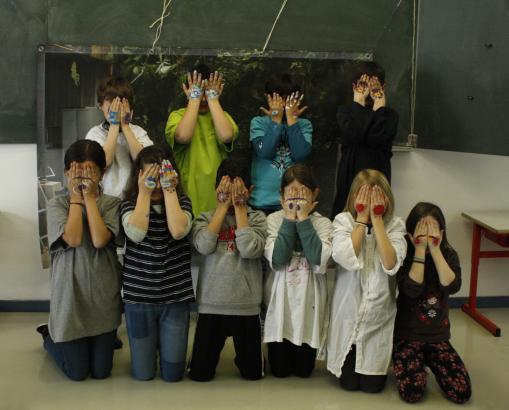 Les yeux sur les mains