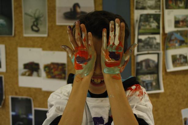 Les yeux sur les mains