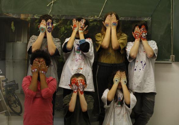 Les yeux sur les mains