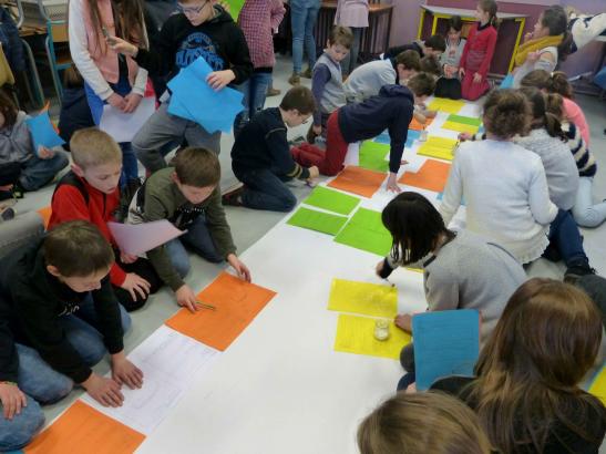  le projet artiste(s) école	 artiste(s) Marion Ménard et Camille Esayan projet Narration école Ecole élémentaire publique - Saint Paterne Racan  JournalÉdition 2017-2018	 suivant > Narration, le commencement  Publié par Marion Ménard et Camille Esayan le 23 mars 2018      En immersion au sein de notre atelier collage, Marion explique aux enfants les règles du jeu.      En immersion au sein de notre atelier collage, Marion explique aux enfants les règles du jeu.  Nous somme fraîchement rentrées de notre prem