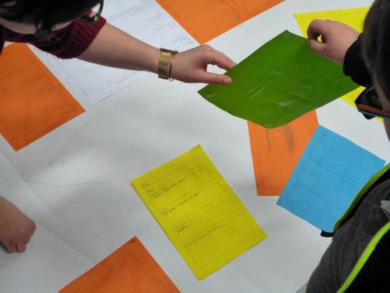  le projet artiste(s) école	 artiste(s) Marion Ménard et Camille Esayan projet Narration école Ecole élémentaire publique - Saint Paterne Racan  JournalÉdition 2017-2018	 suivant > Narration, le commencement  Publié par Marion Ménard et Camille Esayan le 23 mars 2018      En immersion au sein de notre atelier collage, Marion explique aux enfants les règles du jeu.      En immersion au sein de notre atelier collage, Marion explique aux enfants les règles du jeu.  Nous somme fraîchement rentrées de notre prem