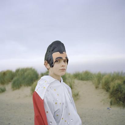 photo de la Clémentine Schneiderman, tirée de la série "I Called her Lisa Marie". Le travail de C. Schneiderman nous inspire beaucoup dans l'identité visuelle de notre projet et dans son aspect documentaire. La photographe a en effet réalisé ces clichés lors de son séjour au Royaume-Uni dans ce festival destiné aux admirateurs d'Elvis Presley.