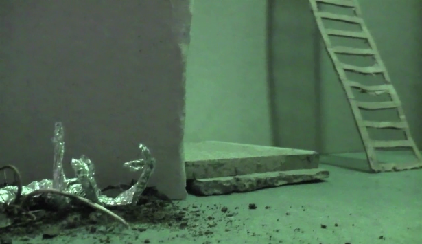 Capture d’écran du film réalisé avec un groupe d’élèves de 3ème lors de l’exposition "Les Méprises" (2013). Il s'agissait de rendre compte, par un travail de maquette, de prise de son et de film, d'un lieu secret du collège auquel elles-seules avaient eu accès.