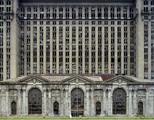 Bâtiment public à Detroit (USA). Ce genre d'architecture délaissée est un leitmotiv des nouveaux films de science fiction - et pourtant celle-ci est tirée de notre monde contemporain.