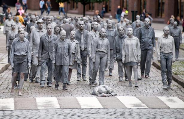 Contre-manifestation à Hambourg lors du sommet du G20 (2017). Le dispositif est simple, pourtant l'effet est remarquable : avec une simple uniformité des corps et des couleurs, les militants nous donnent un aperçu de ce que pourrait être le monde de main si des mesures écologiques ne sont pas prises rapidement.