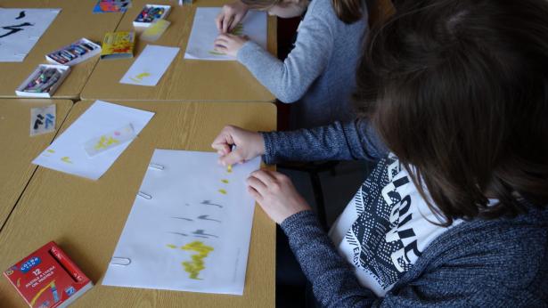 Tïa, craie grasse jaune pour son fond bleu nuit
