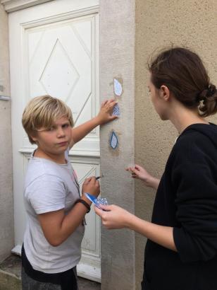 ça y est, on colle dans les rues de Lagrasse