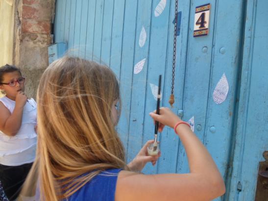 ça y est, on colle dans les rues de Lagrasse