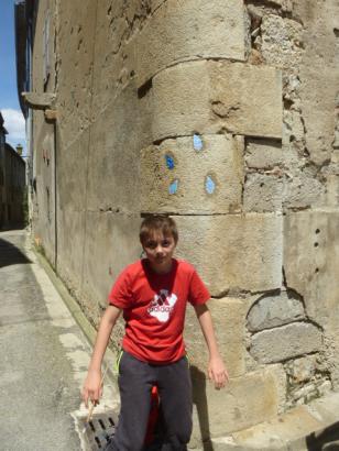 ça y est, on colle dans les rues de Lagrasse