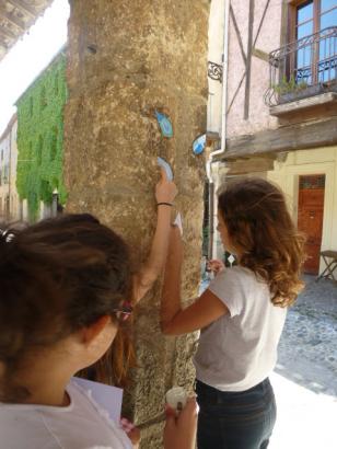 ça y est, on colle dans les rues de Lagrasse