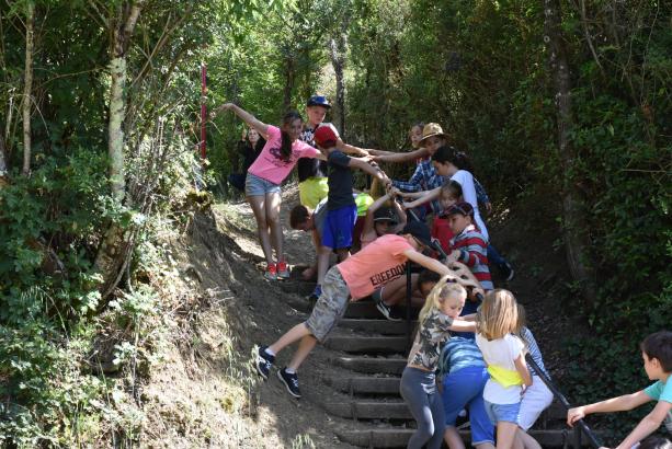 ...On se met immédiatement à danser dans l'escalier !