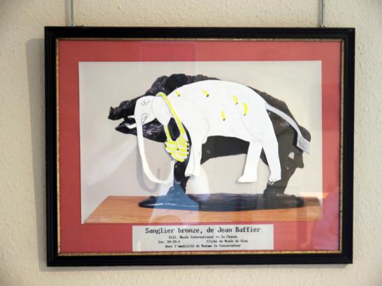 Éléphant en papier sur sanglier en bronze