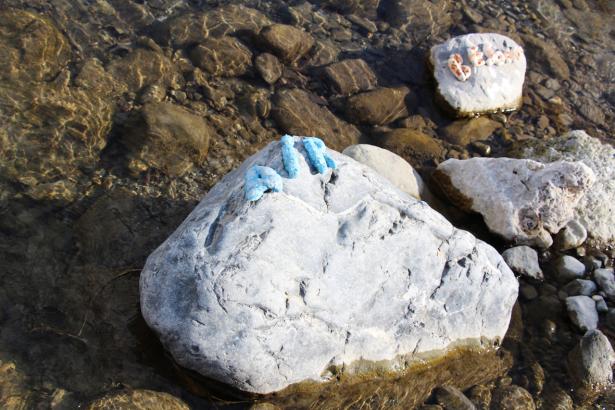 3. Installation sur la rivière : les mots des pierres émergentes