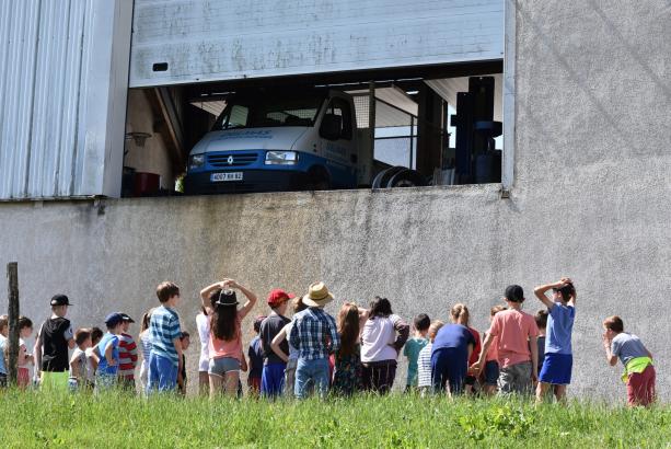 Premier arrêt, un garage  en hauteur, qui sera qualifié de "mal pensé". Curieuse ouverture, beaucoup trop haute! On y raconte l'histoire d'un voleur qui y met à l'abri toutes les richesses qu'il a dérobées. Pour ne pas se faire prendre par la police, il boit le "glou-glou magique" conseillé par son grand-père...
