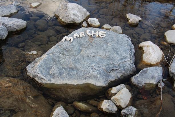 3. Installation sur la rivière : les mots des pierres émergentes