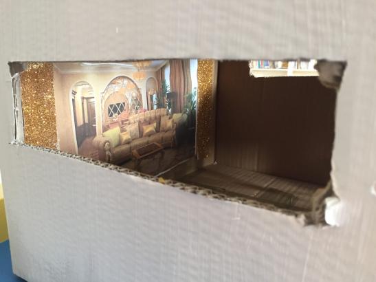 Une groupe d'élèves réalise une maquette du garage rempli des richesses du voleur.
