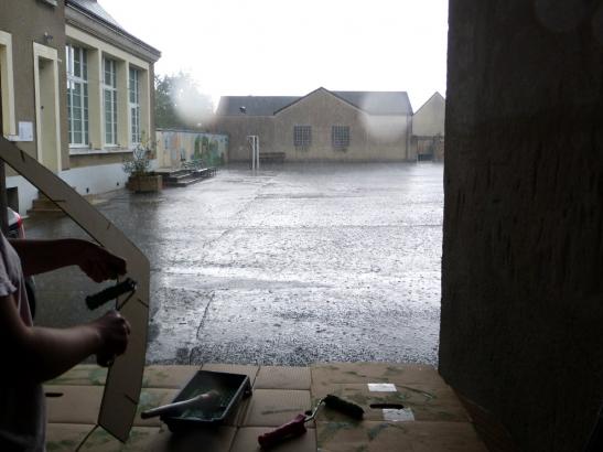 Sous le soleil radieux ou sous la pluie torrentielle, rien ne nous empêchera de peindre !