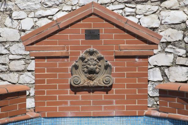 Pourquoi la fontaine est-elle vide? Au coeur du village, entre l'église et la place du couverte, la fontaine sans eau s'emplit d'histoires nouvelles.