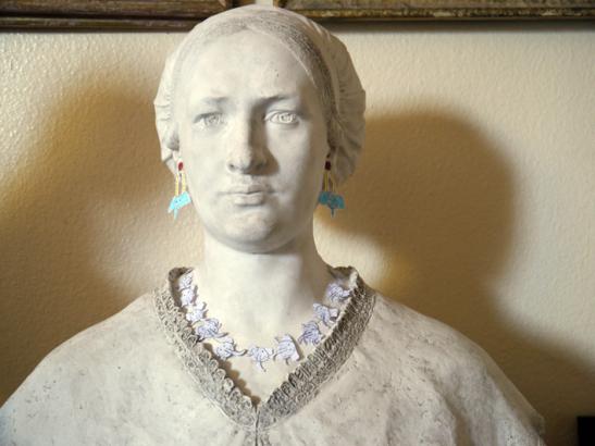 Collier et boucles d'oreilles autour du cou de Rose