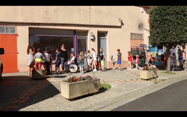 Le cortège s'attarde devant une vitrine sans vie. Le salon de coiffure auquel se rendait Merlin a-t-il lui aussi été victime d'un mauvais sort? Il est abandonné, la poussière s'y accumule désormais.