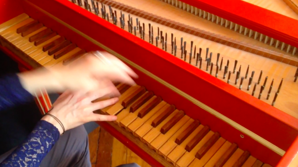 La sonate K. 27 fait croiser les mains.