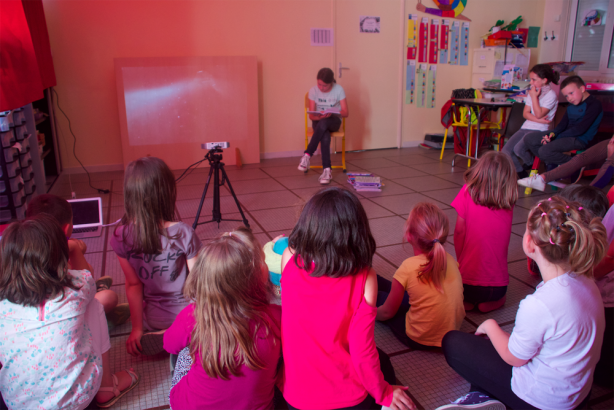 Les quatre volontaires du groupe « performance » qui assureront les représentations le soir de l’exposition s’entrainent en public devant les autres classes de l’école