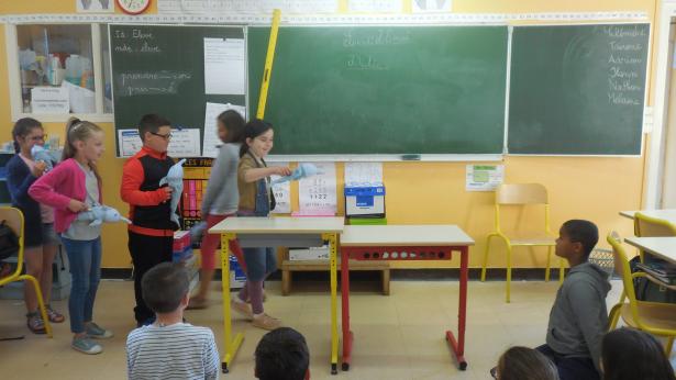 Réveil et défilé de marionnettes CM