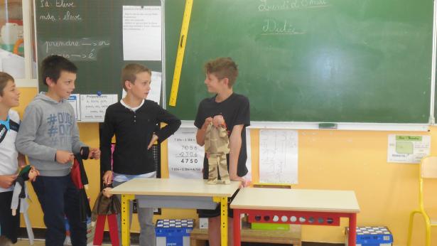 Réveil et défilé de marionnettes CM