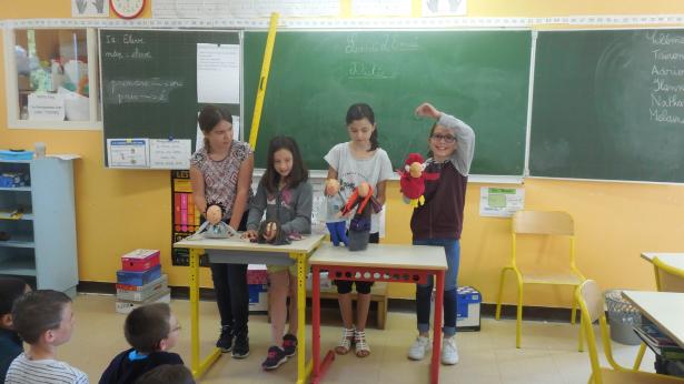 Réveil et défilé de marionnettes CM