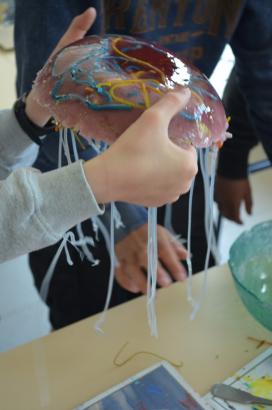 Atelier de gélatine : création des méduses éphémères