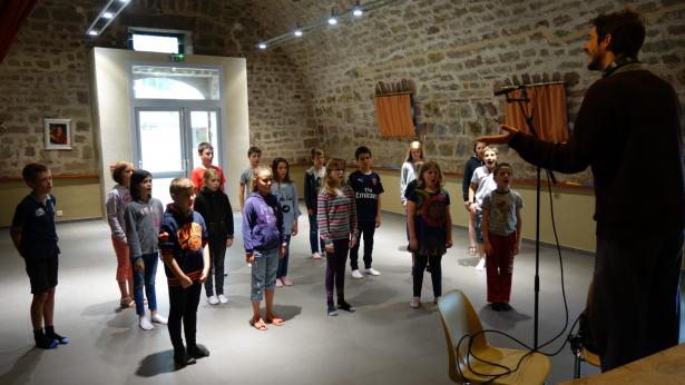 Enregistrement choral des fonds colorés dans la salle Polyvalente de Curemonte