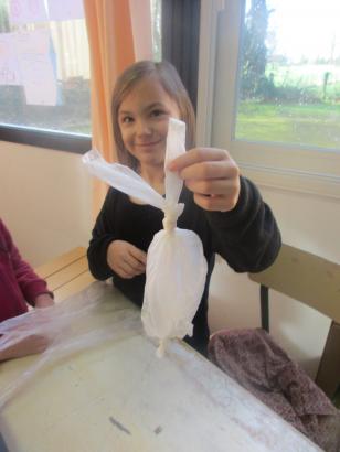 Les marionnettes éphèmères en sachet plastique